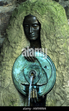 Tuyère d'Malvhina avec de l'eau sculpture Malvern, Great Malvern, Worcestershire, Angleterre, RU Banque D'Images