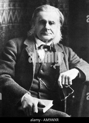 Thomas Henry Huxley 1825 1895 studio photo portrait de l'éminent professeur scientifique victorien TH Huxley Banque D'Images