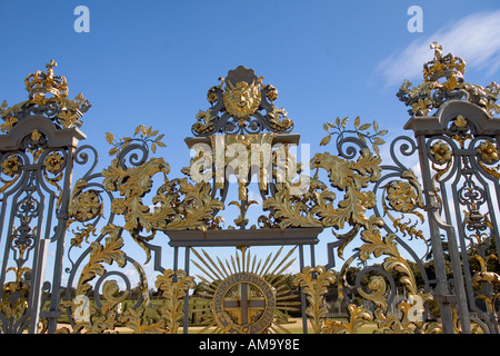 Une porte ouvragée sur la frontière d'Hampton Court Palace, Molesey, Surrey, UK. Banque D'Images