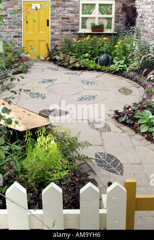 Petit chemin arrière jardin occupé compact espace personnel privé design white cottage garden stone path England UK GB EU Europe united Banque D'Images