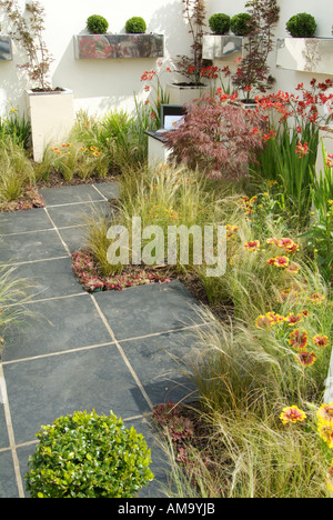 Petit chemin arrière jardin occupé compact espace personnel privé design white cottage garden stone path England UK GB EU Europe united Banque D'Images