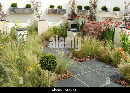 Petit chemin arrière jardin occupé compact espace personnel privé design white cottage garden stone path England UK GB EU Europe united Banque D'Images