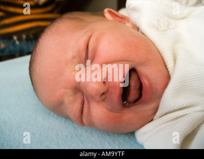 Les pleurs de bébé nouveau-né Banque D'Images