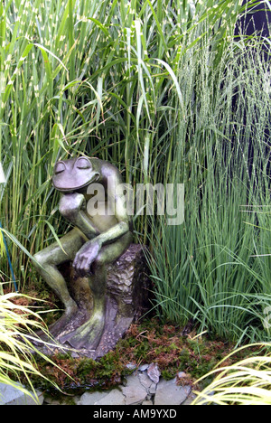 Amphibiens Crapaud grenouille métal amphibie en bronze sculpture de l'eau étang reed herbe verte aquatiques wet pense que méditer attendre Banque D'Images