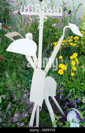 Binette râteau spade outil jardin sculpture peint en blanc Le parc Tatton Flower show horticulture abstrait art fond Banque D'Images