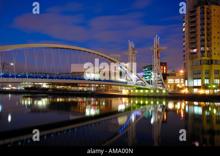 Passerelle pour piétons et Lowry suspension bloc de bureau nuit crépuscule soir Salford Quays Manchester en Angleterre Angleterre europe Banque D'Images