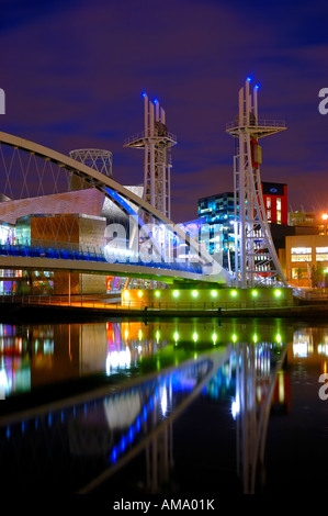 Passerelle pour piétons et Lowry suspension bloc de bureau nuit crépuscule soir Salford Quays Manchester en Angleterre Angleterre europe Banque D'Images