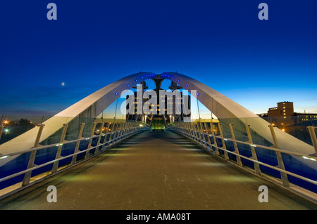 Passerelle pour piétons et Lowry suspension bloc de bureau nuit crépuscule soir Salford Quays Manchester en Angleterre Angleterre europe Banque D'Images