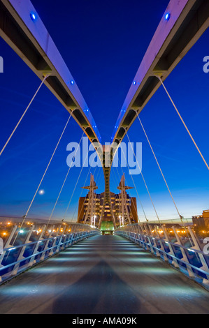 Passerelle pour piétons et Lowry suspension bloc de bureau nuit crépuscule soir Salford Quays Manchester en Angleterre Angleterre europe Banque D'Images