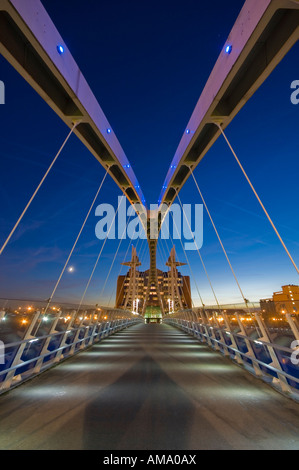 Passerelle pour piétons et Lowry suspension bloc de bureau nuit crépuscule soir Salford Quays Manchester en Angleterre Angleterre europe Banque D'Images