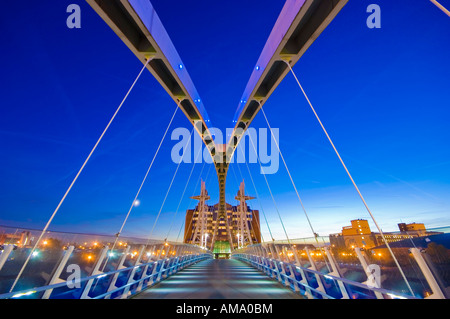 Passerelle pour piétons et Lowry suspension bloc de bureau nuit crépuscule soir Salford Quays Manchester en Angleterre Angleterre europe Banque D'Images