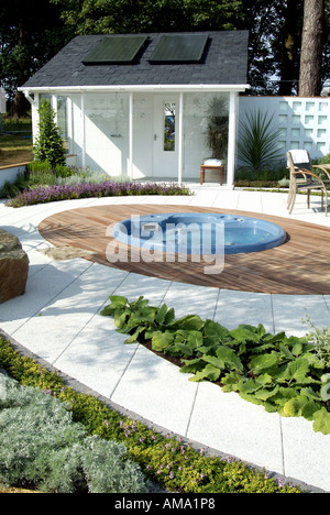Maison d'été Jacuzzi extérieur panneau solaire renouvelable vert jardin pavé de réchauffement de la culture cultivée Tatton cool Banque D'Images