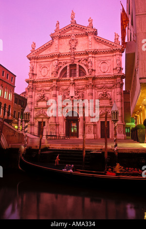 Italie Venise l'église de San Moise façade baroque avec gondola amarrés dans le canal Rio dei Barcaroli Banque D'Images