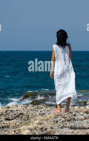 Belle femme en robe blanche par la mer Banque D'Images