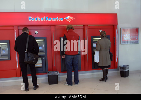 Les clients utilisent la banque d'Amérique des distributeurs automatiques dans les direction Greenwich Village à New York Banque D'Images