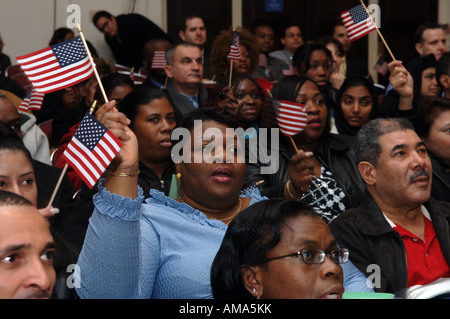 101 nouveaux américains sont assermentés à titre de citoyens à une cérémonie de naturalisation à la New York Historical Society Banque D'Images