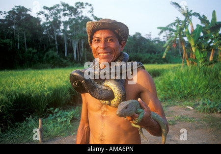 Le soi-disant homme Boa présente un serpent et un caméléon. Il est propriétaire d'un petit zoo privé à l'Amazone près de Lima. Banque D'Images