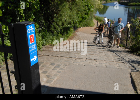 Les cyclistes britanniques à l'aide NATIONAL CYCLE ROUTE RÉSEAU PAR LE CANAL LEA dans l'Est de Londres Photo © Julio Etchart Banque D'Images