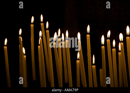 Images de bougies dans les églises où une prière est faite et une bougie allumée pour penser à des êtres chers et d'autres à Noël Banque D'Images