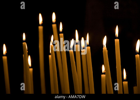 Images de bougies dans les églises où une prière est faite et une bougie allumée pour penser à des êtres chers et d'autres à Noël Banque D'Images