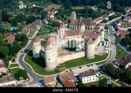 France, Seine et Marne, village et château de Blandy les tours dans la région de la Brie (vue aérienne) Banque D'Images