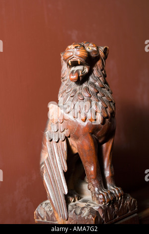 Pays de Galles Cardiff Castle chambres de décoration en bois sculpté sur Gryphon lit fin Banque D'Images