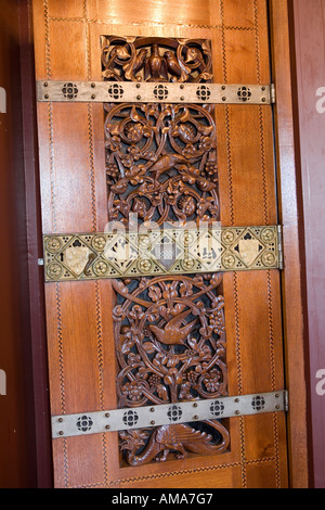 Pays de Galles Cardiff Castle chambre bois sculpté et de décoration de porte en métal Banque D'Images