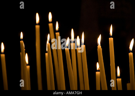 Images de bougies dans les églises où une prière est faite et une bougie allumée pour penser à des êtres chers et d'autres à Noël Banque D'Images