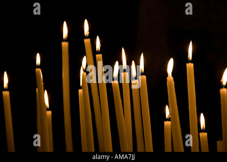 Images de bougies dans les églises où une prière est faite et une bougie allumée pour penser à des êtres chers et d'autres à Noël Banque D'Images