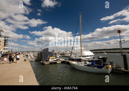 Vieille ville de Poole Dorset UK les bateaux de plaisance amarrés dans le port de plaisance Banque D'Images