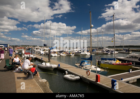 Vieille ville de Poole Dorset UK les bateaux de plaisance amarrés dans le port de plaisance Banque D'Images