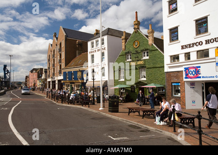 UK Poole Dorset Poole Quay Vieille Ville Arms pub C 17ème bâtiment carrelage et Grace House Banque D'Images