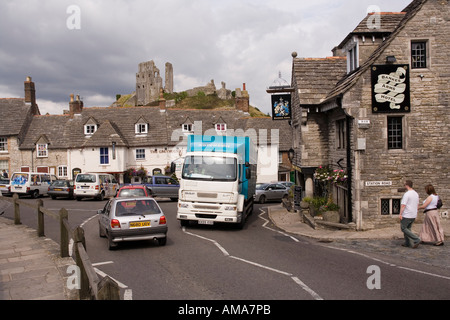 Château de Corfe Dorset UK camion lourd passant par village, bloquant la route Banque D'Images