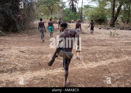 Tribu hadzabe de partie de chasse en Tanzanie du nord Banque D'Images