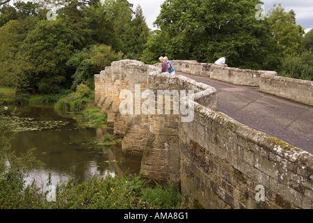 West Sussex Downs du Sud Vallée Arun Stopham vieux pont sur la rivière Arun Banque D'Images