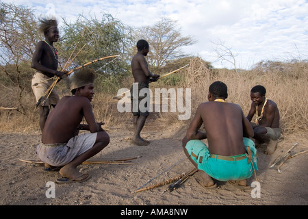 Tribu hadzabe de partie de chasse en Tanzanie du nord Banque D'Images