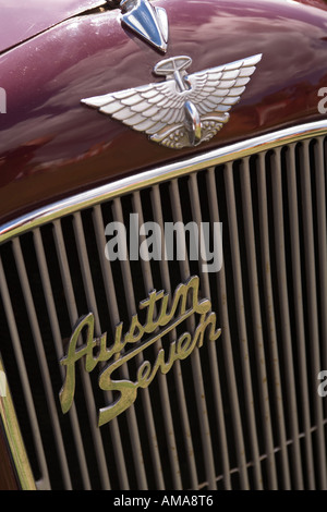 West Sussex Wisborough Green Village juste sur le badge vert et le radiateur d'Austin Seven Vintage Car Banque D'Images