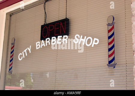 Ouvrir une fenêtre d'un salon de coiffure Banque D'Images