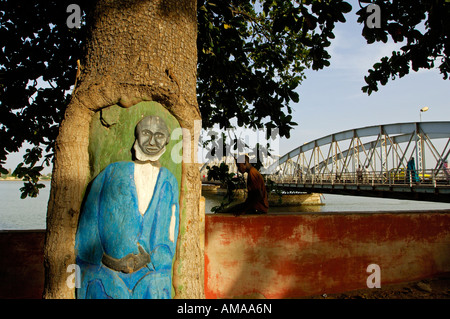 Le Sénégal, région de Saint Louis, Saint Louis et fleuve Sénégal, tronc sculpté Banque D'Images