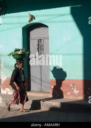 Santiago Atitlan, Guatemala zone piétonne et son ombre le matin Banque D'Images