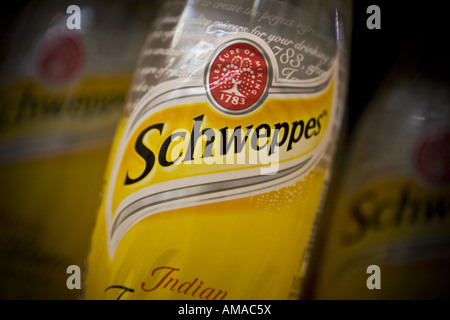 Bouteille de Cadbury Schweppes Indian Tonic water Banque D'Images