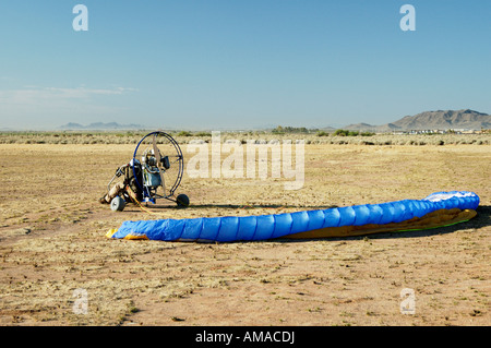 Un pilote de parapente pour préparer powered décoller Banque D'Images