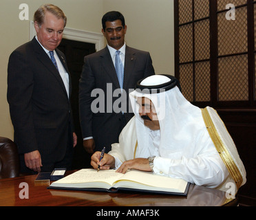 Cheikh Hamad bin Khalifa AL THANI Émir du Qatar signer le livre d'enregistrement à la Maison Blanche à Washington Banque D'Images