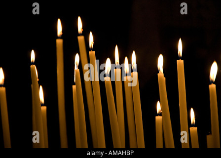 Images de bougies dans les églises où une prière est faite et une bougie allumée pour penser à des êtres chers et d'autres à Noël Banque D'Images