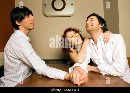 Regarder les femmes hommes arm wrestling, smiling Banque D'Images