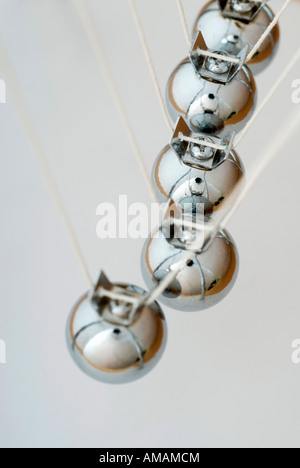 Close-up of Newton's cradle 24 toy Banque D'Images