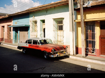 Une ancienne voiture garée dans une rue de Cuba Banque D'Images