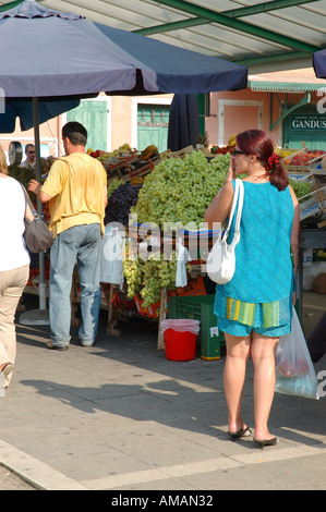 Femme au marché de prendre une décision Banque D'Images