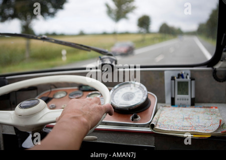 Close up of hand sur volant Banque D'Images