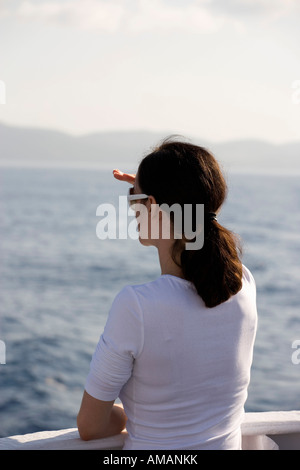 Une femme face à la mer Banque D'Images